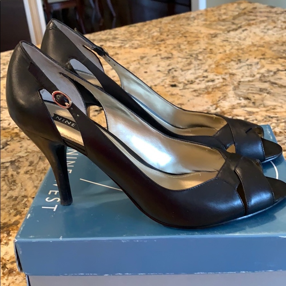 Nine West leather peep toe pump.